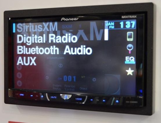 Pioneer AVH-X5500BHS 2 DIN 7  LCD / DVD HD Radio Receiver with MixTrax, AppRadio Mode and Bluetooth SiriusXM Ready